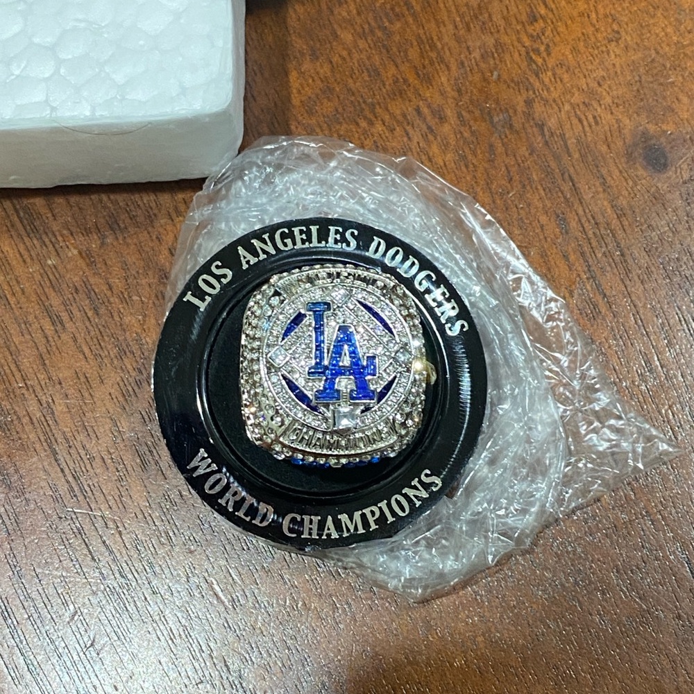 New in box Los Angeles Dodgers World Champions 2020 Ring stadium giveaway
